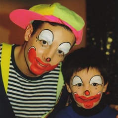 Maarten Bruins als goochelende clown, goochelclown.